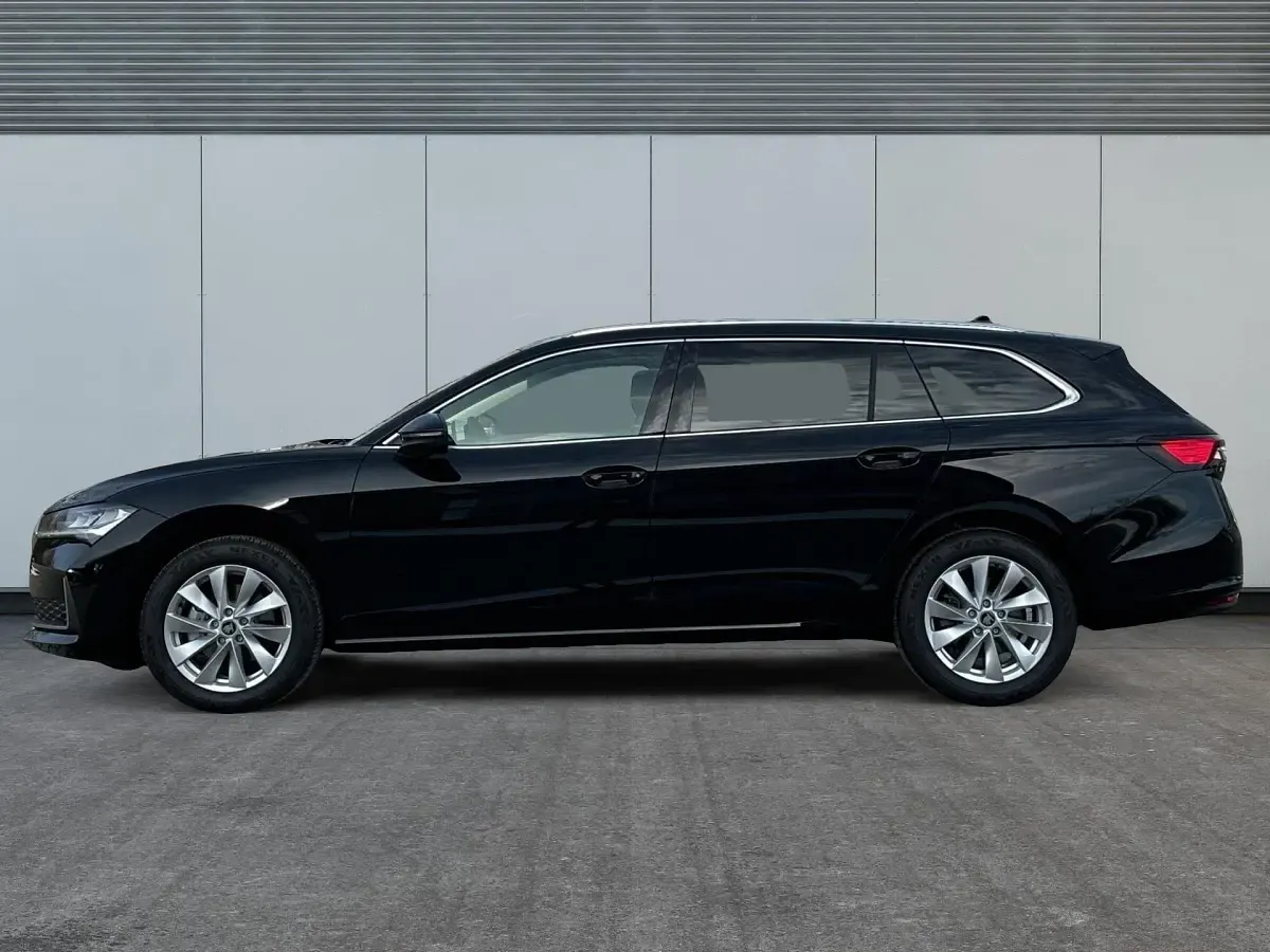 Neu Skoda Superb Selection 150 PS (110 kW) 2025 Onyxschwarz metallic Kombi