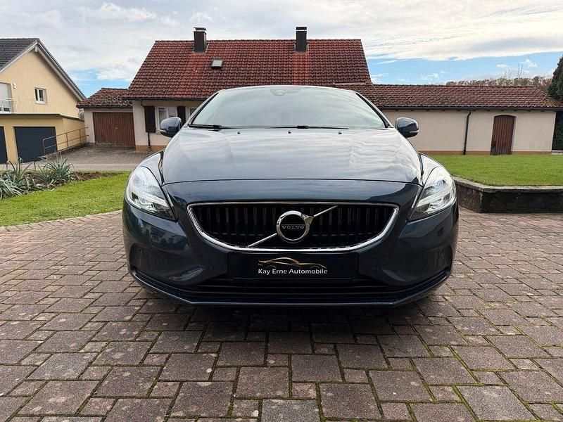 Gebraucht Volvo V40 Momentum 190 PS (139 kW) 2017 Blau Limousine