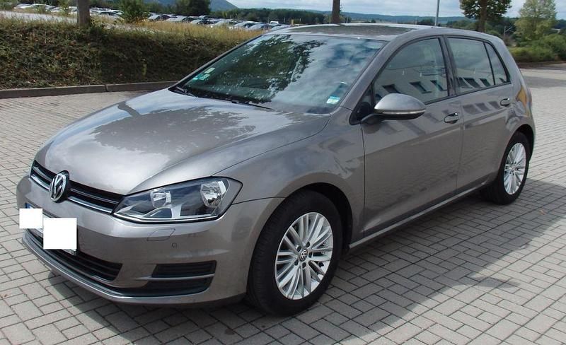 Grau Gebraucht 2016 VW Golf VII Trendline Limousine | 9.900 € (Guter Preis) - Bild 1/4