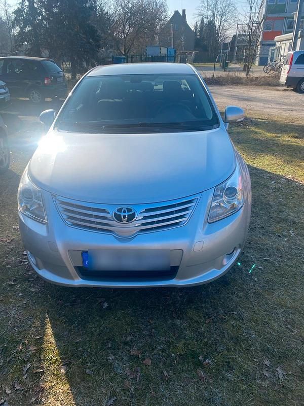 Grau Gebraucht 2011 Toyota Avensis Limousine | 9.000 € (Fairer Preis) - Bild 1/3