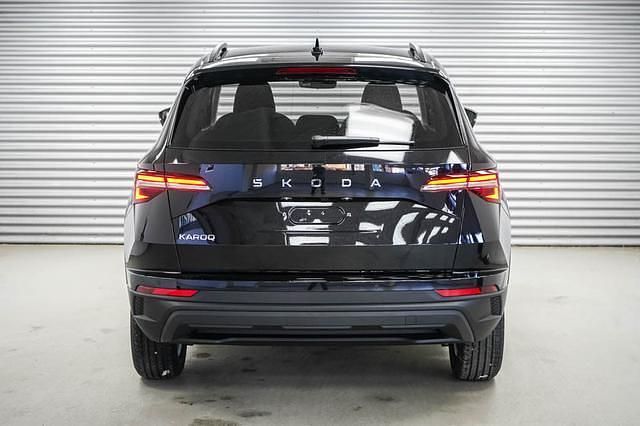 Black magic metallic (1z) black magic metallic (1z) Neu 2025 Skoda Karoq Selection SUV | 31.702 € (Superpreis) - Bild 1/4