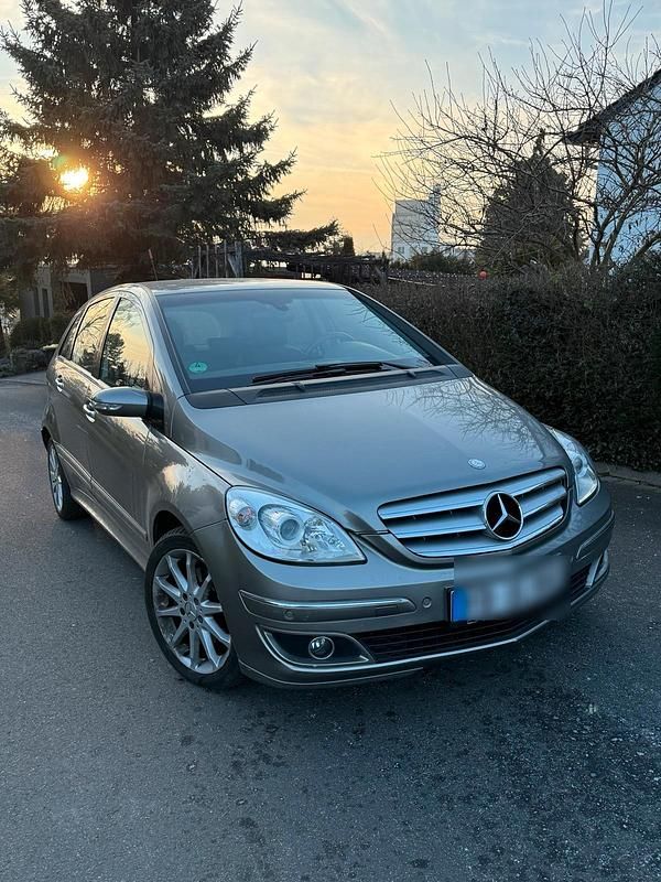 Silber Gebraucht 2007 Mercedes 200 Limousine | 3.900 € (Superpreis) - Bild 1/4