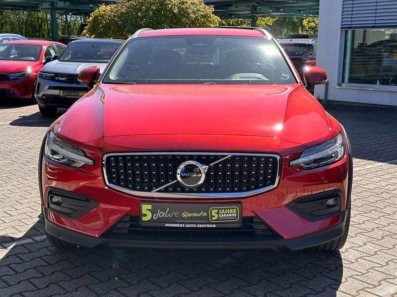 Gebraucht Volvo V60 CC Plus 250 PS (183 kW) 2023 Fusion red (metallic) Kombi