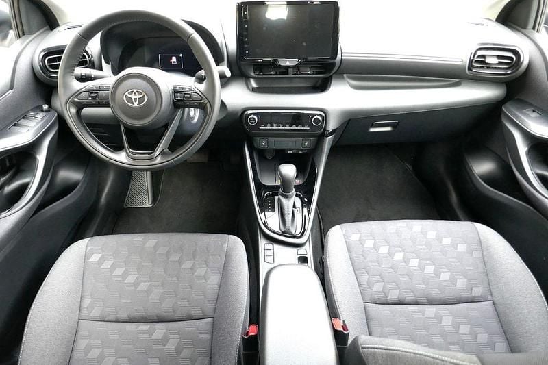 Neu Toyota Yaris Hybrid Style 92 PS (67 kW) 2025 Weiß Limousine