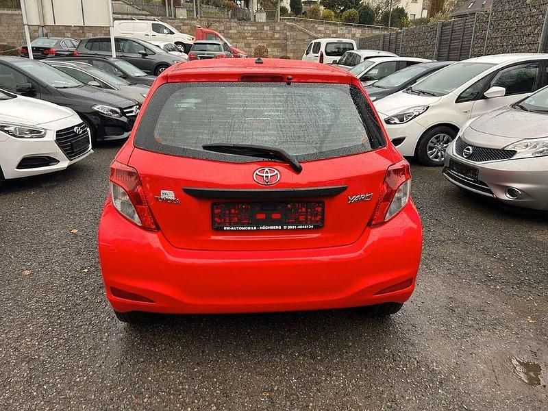 Gebraucht Toyota Yaris Cool 69 PS (50 kW) 2012 Rot Kleinwagen