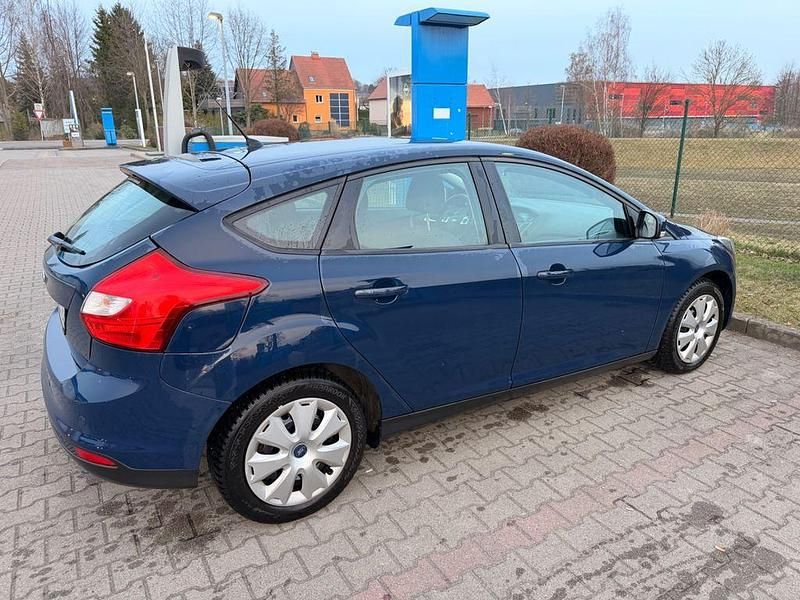 Gebraucht Ford Focus 101 PS (74 kW) 2014 Blau Limousine