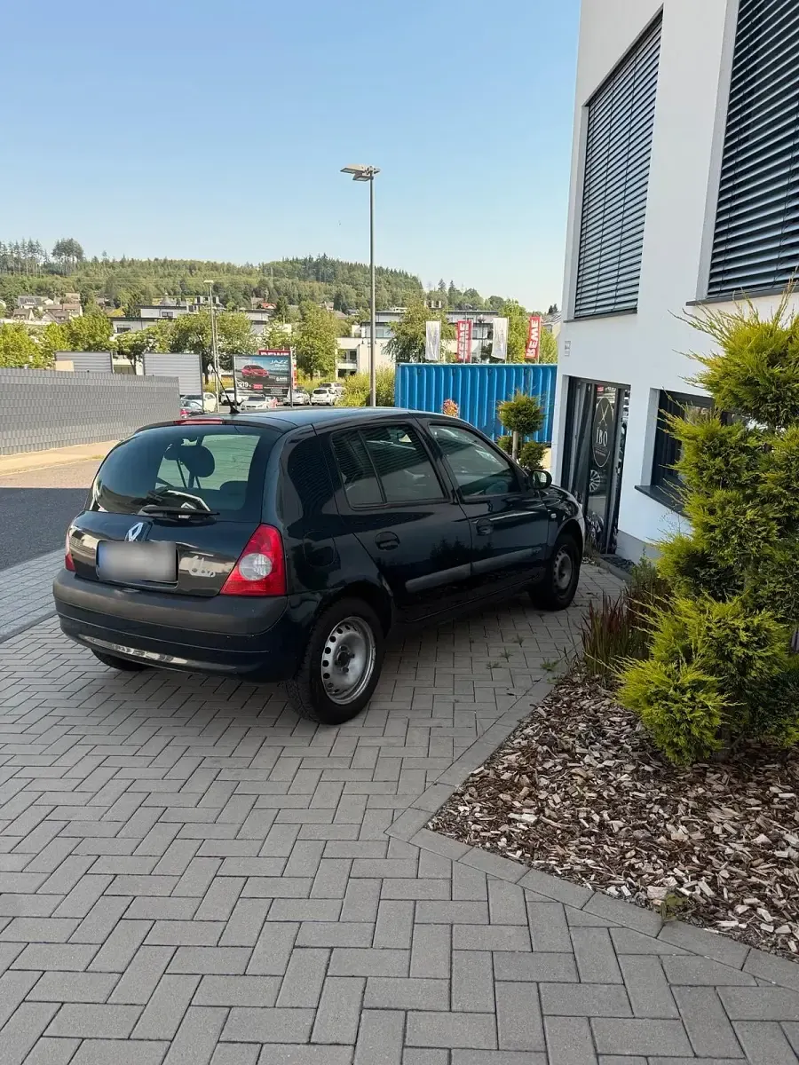 Gebraucht Renault Clio II 54 PS (39 kW) 2004 Schwarz Limousine