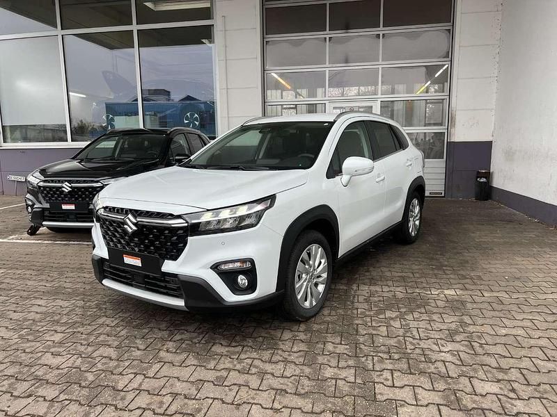 Cool white pearl metallic Neu 2025 Suzuki SX4 S-Cross Comfort SUV | 23.390 € (Superpreis) - Bild 1/4