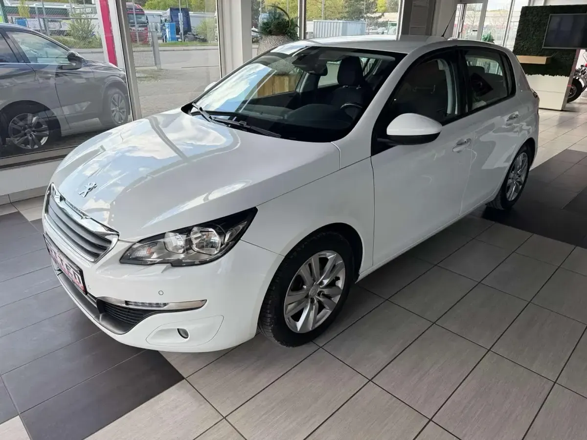 Gebraucht Peugeot 308 Active 131 PS (96 kW) 2015 Weiß Limousine