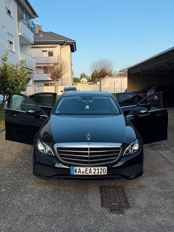 Gebraucht Mercedes E220 194 PS (142 kW) 2020 Schwarz Limousine