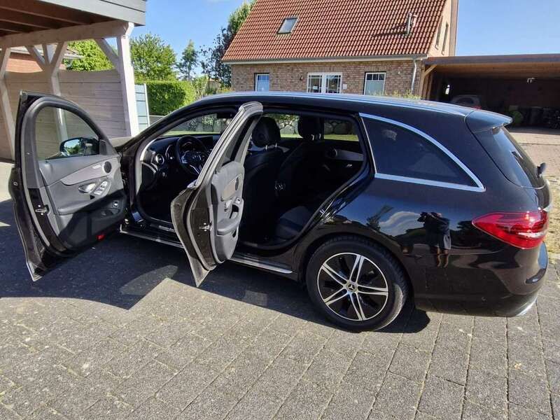 Schwarz Gebraucht 2021 Mercedes C180 Avantgarde Kombi | 26.990 € (Guter Preis) - Bild 1/3