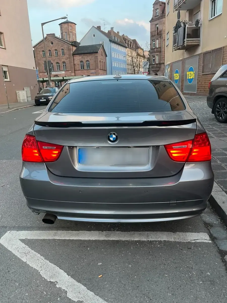 Gebraucht BMW 318 147 PS (108 kW) 2009 Grau Limousine