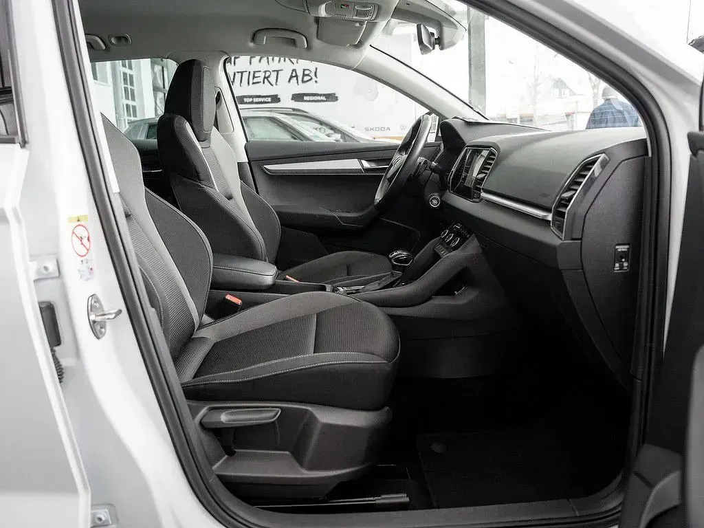 Gebraucht Skoda Karoq Tour 150 PS (110 kW) 2023 Moonweiß perleffekt SUV