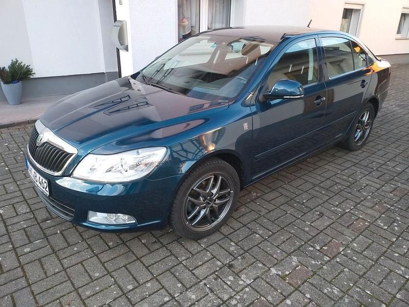 Gebraucht Skoda Octavia Family 105 PS (77 kW) 2012 Blau Limousine