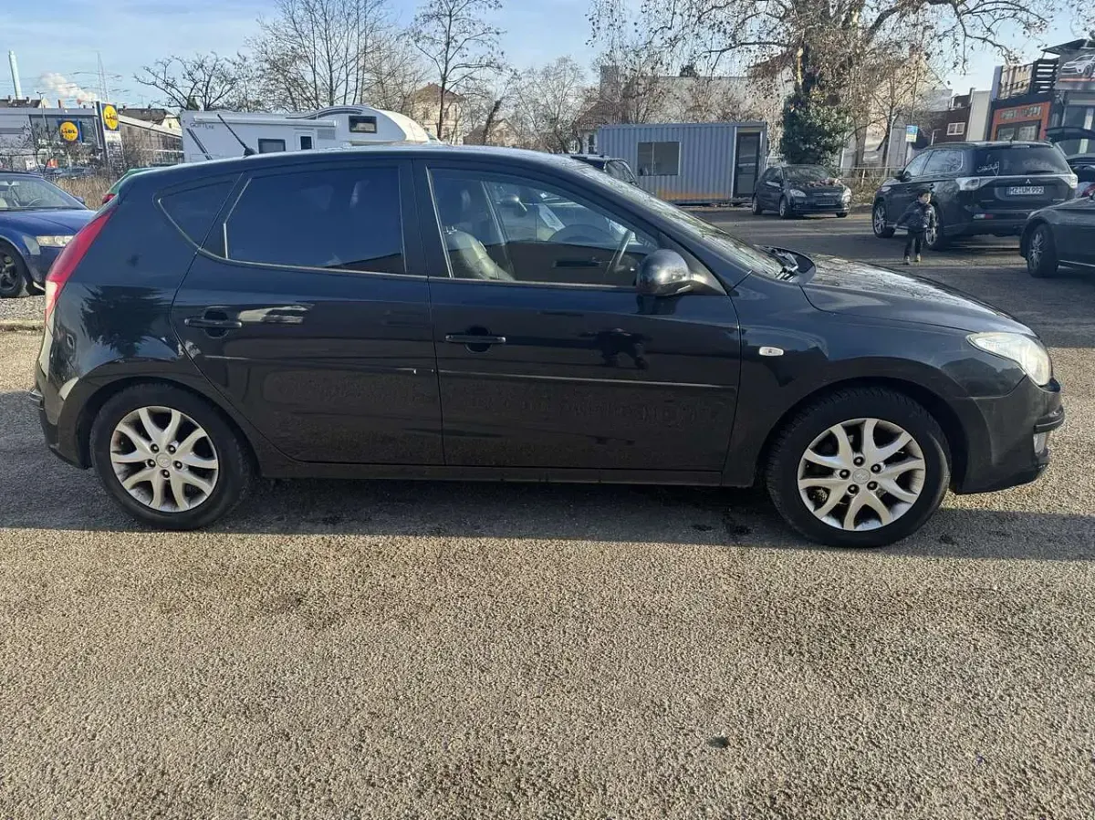 Gebraucht Hyundai i30 Premium 143 PS (105 kW) 2010 Stone black Kleinwagen