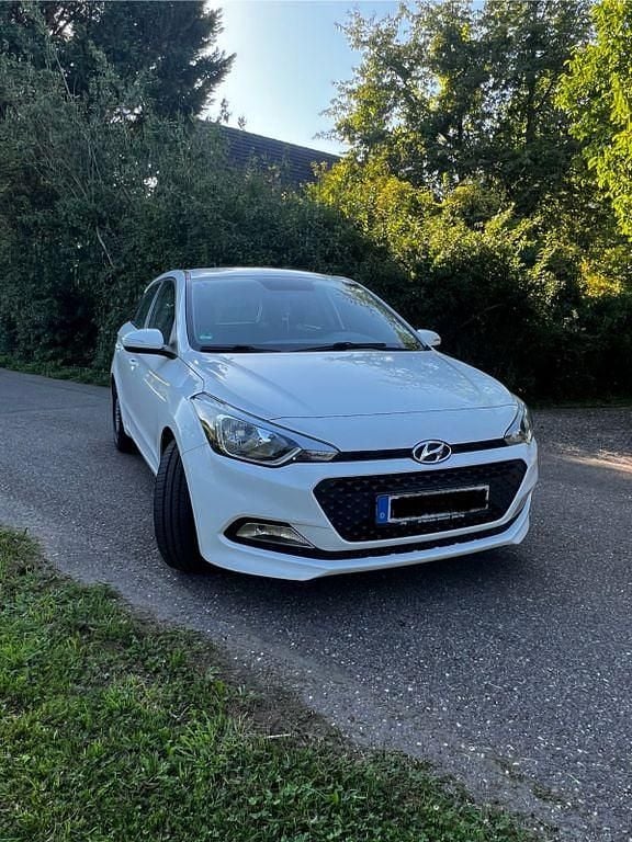 Weiß Gebraucht 2018 Hyundai i20 Classic Limousine | 6.950 € (Guter Preis) - Bild 1/4