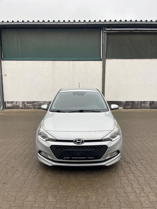 Gebraucht Hyundai i20 YES! Gold 75 PS (55 kW) 2016 Silber Kleinwagen