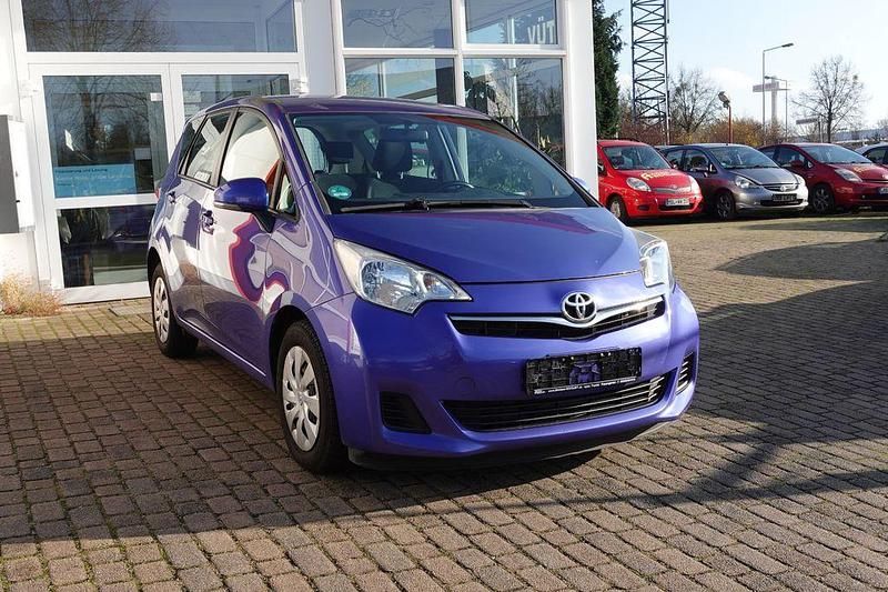 Gebraucht Toyota Verso-S Life 99 PS (72 kW) 2011 Blau Van / Kleinbus