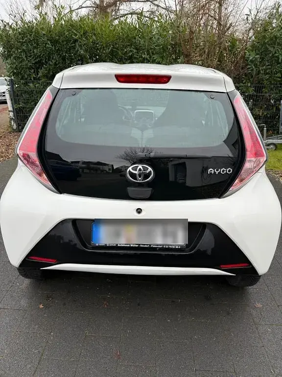 Gebraucht Toyota Aygo 69 PS (50 kW) 2015 Weiß Kleinwagen