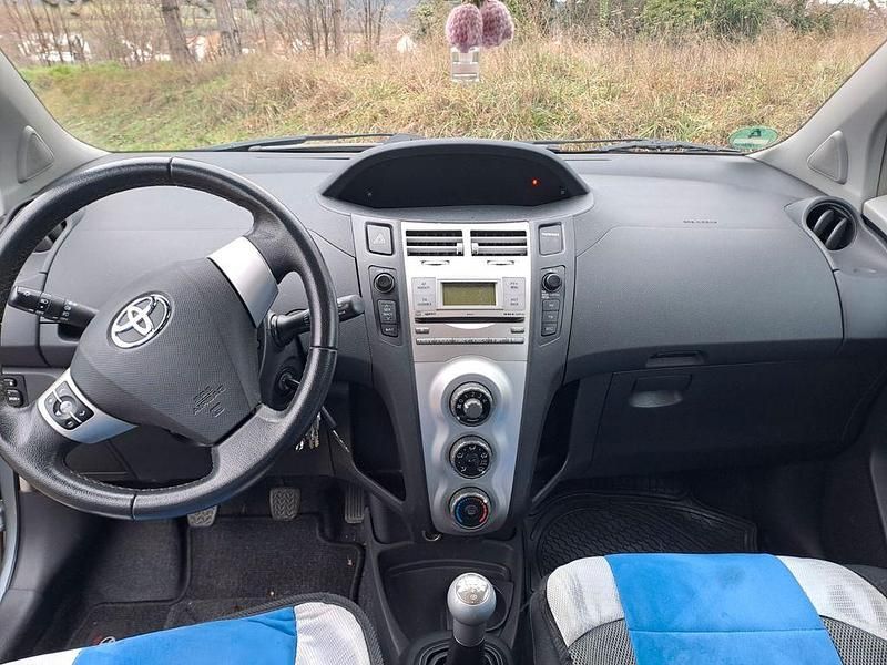 Gebraucht Toyota Yaris 87 PS (63 kW) 2008 Grau Kleinwagen
