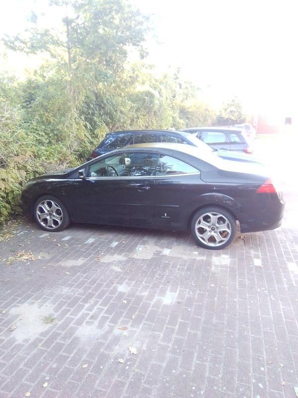 Schwarz Gebraucht 2010 Ford Focus Cabriolet Cabrio | 5.495 € - Bild 1/4