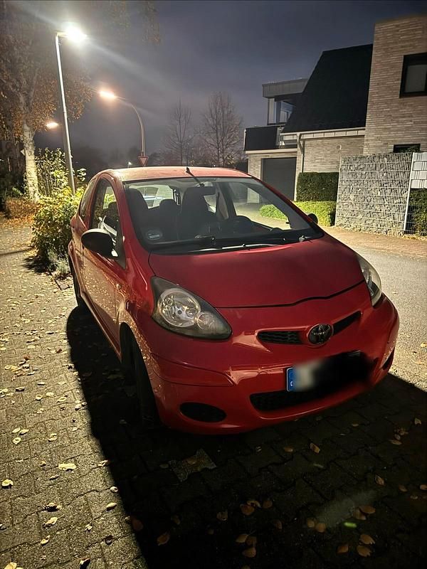Rot Gebraucht 2009 Toyota Aygo Kleinwagen | 1.199 € (Guter Preis) - Bild 1/4