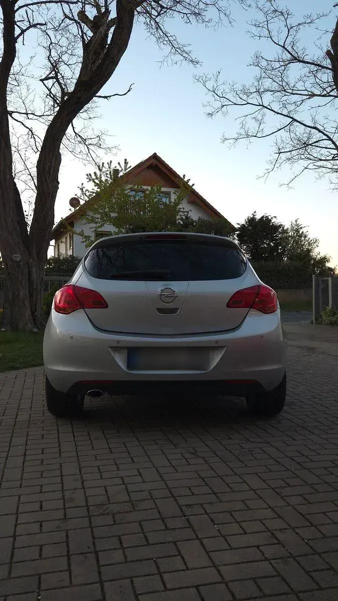 Gebraucht Opel Astra Edition 140 PS (102 kW) 2011 Silber Kombi