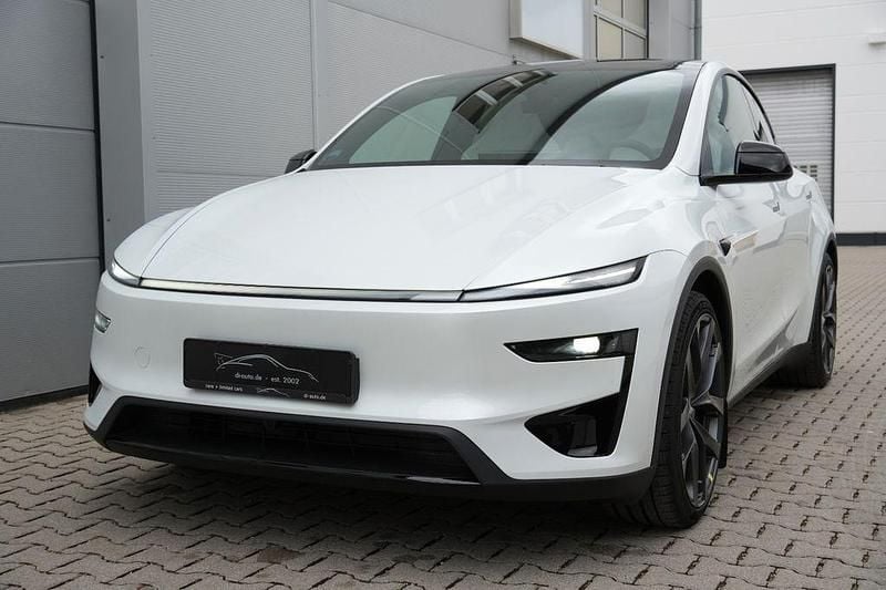 Neu Tesla Model Y Performance 255 kW (347 PS) 2026 Weiß SUV