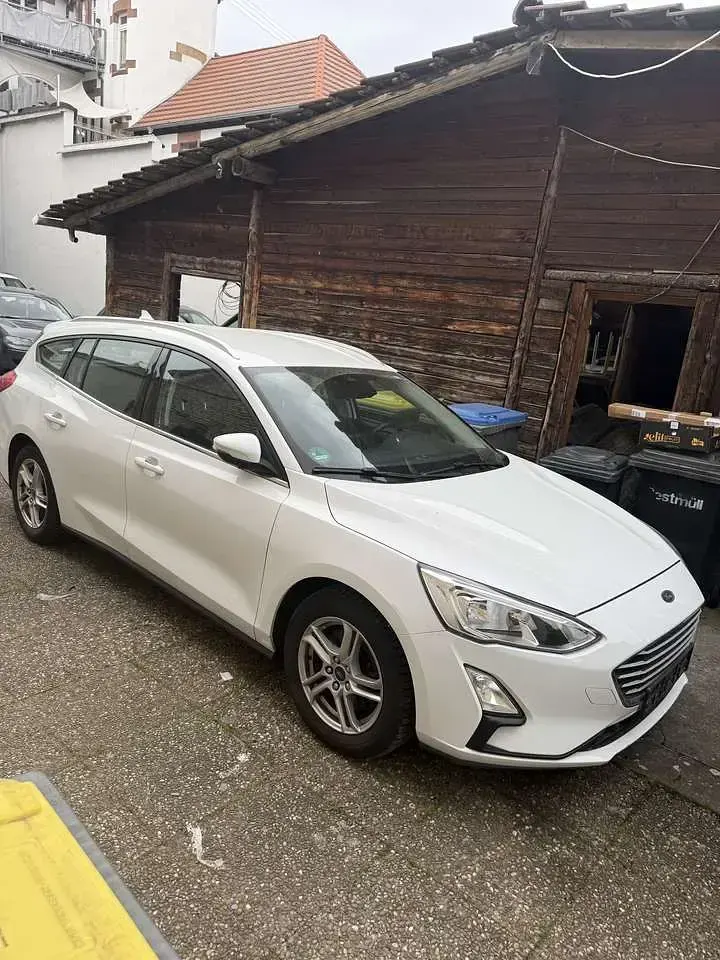 Gebraucht Ford Focus Cool & Connect 101 PS (74 kW) 2019 Weiß Kombi