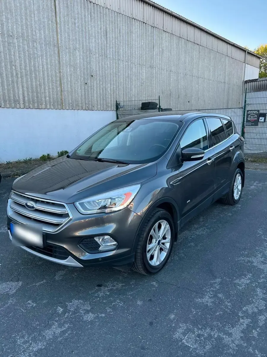 Gebraucht Ford Kuga Titanium 182 PS (133 kW) 2017 Grau SUV