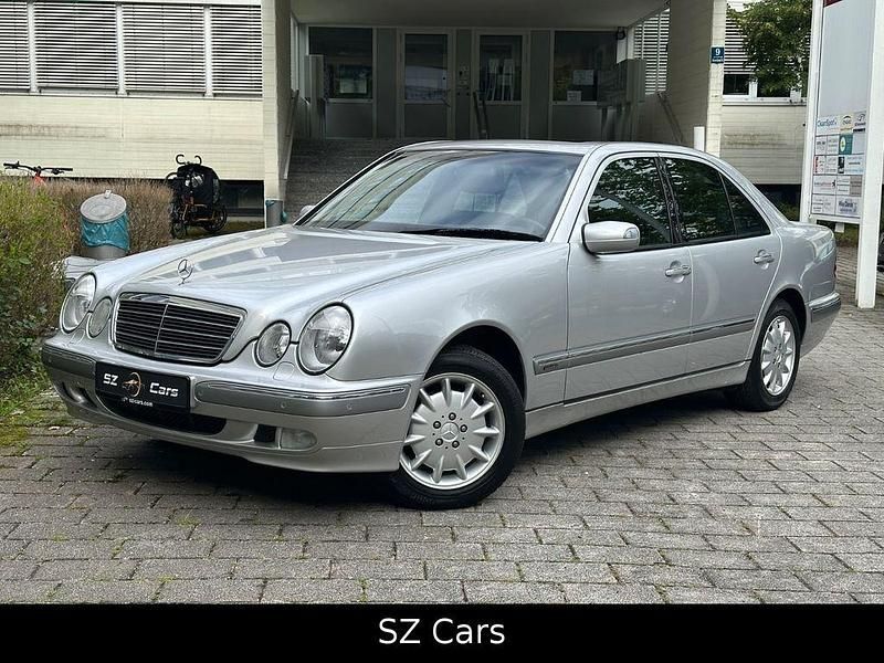Brilliantsilber Gebraucht 2000 Mercedes E320 Elegance Limousine | 16.000 € - Bild 1/4