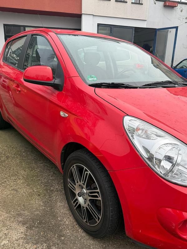 Rot Gebraucht 2011 Hyundai i30 Kleinwagen | 3.600 € - Bild 1/4