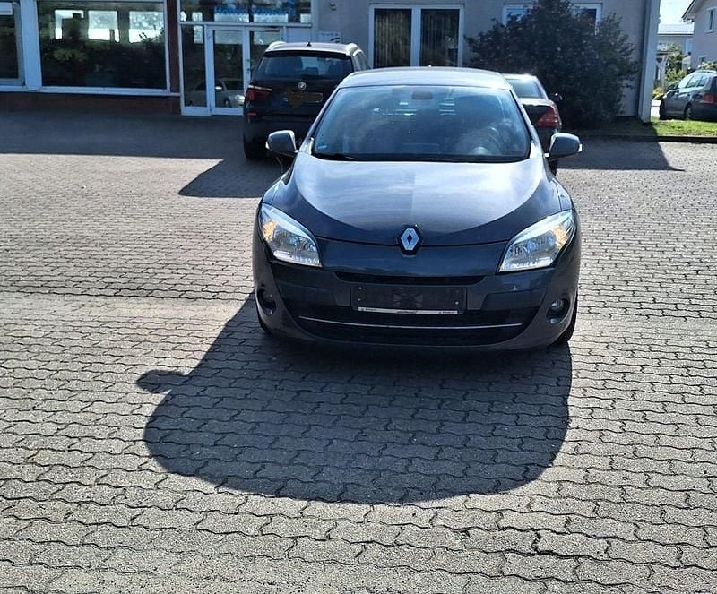 Grau Gebraucht 2011 Renault Mégane III Bose Edition Limousine | 2.399 € (Superpreis) - Bild 1/4