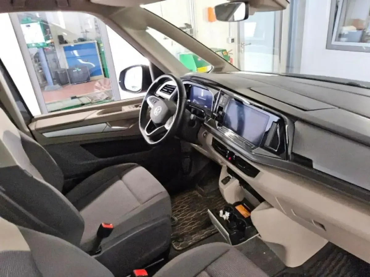 Gebraucht VW Multivan Basis 150 PS (110 kW) 2022 Indiumgrau metallic Van / Kleinbus