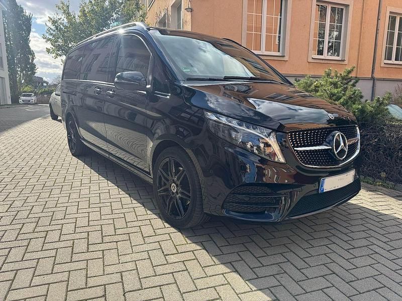 Obsidianschwarz Gebraucht 2023 Mercedes V300 Exclusive Van / Kleinbus | 73.970 € (Fairer Preis) - Bild 1/4