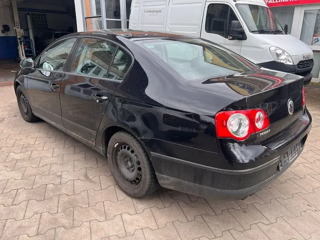 Second-hand VW Passat 105 CP (77 kW) 2005 Negru Berlinǎ