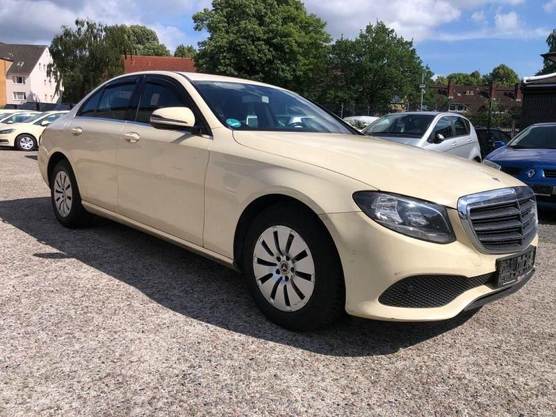 Beige Gebraucht 2018 Mercedes E200 Limousine | 10.900 € - Bild 1/4