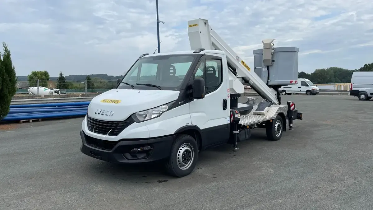 Second-hand Iveco Daily 136 CP (100 kW) 2022 Alb Van