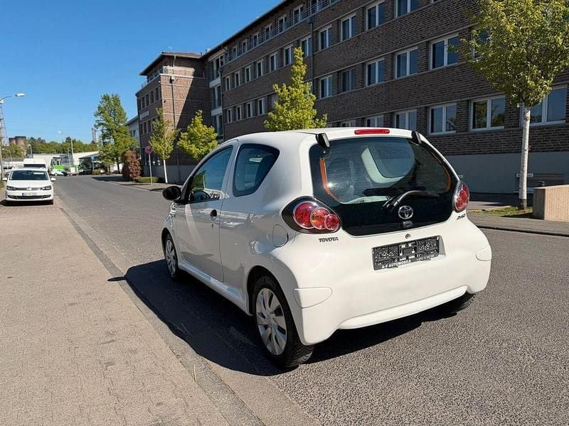Gebraucht Toyota Aygo Basis 68 PS (50 kW) 2012 Weiß Kleinwagen