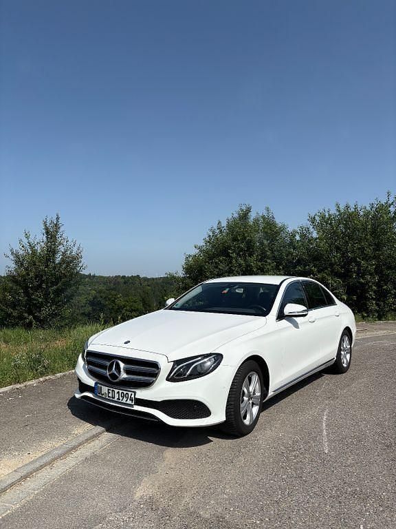 Weiß Gebraucht 2016 Mercedes E200 Avantgarde Limousine | 19.999 € (Guter Preis) - Bild 1/4