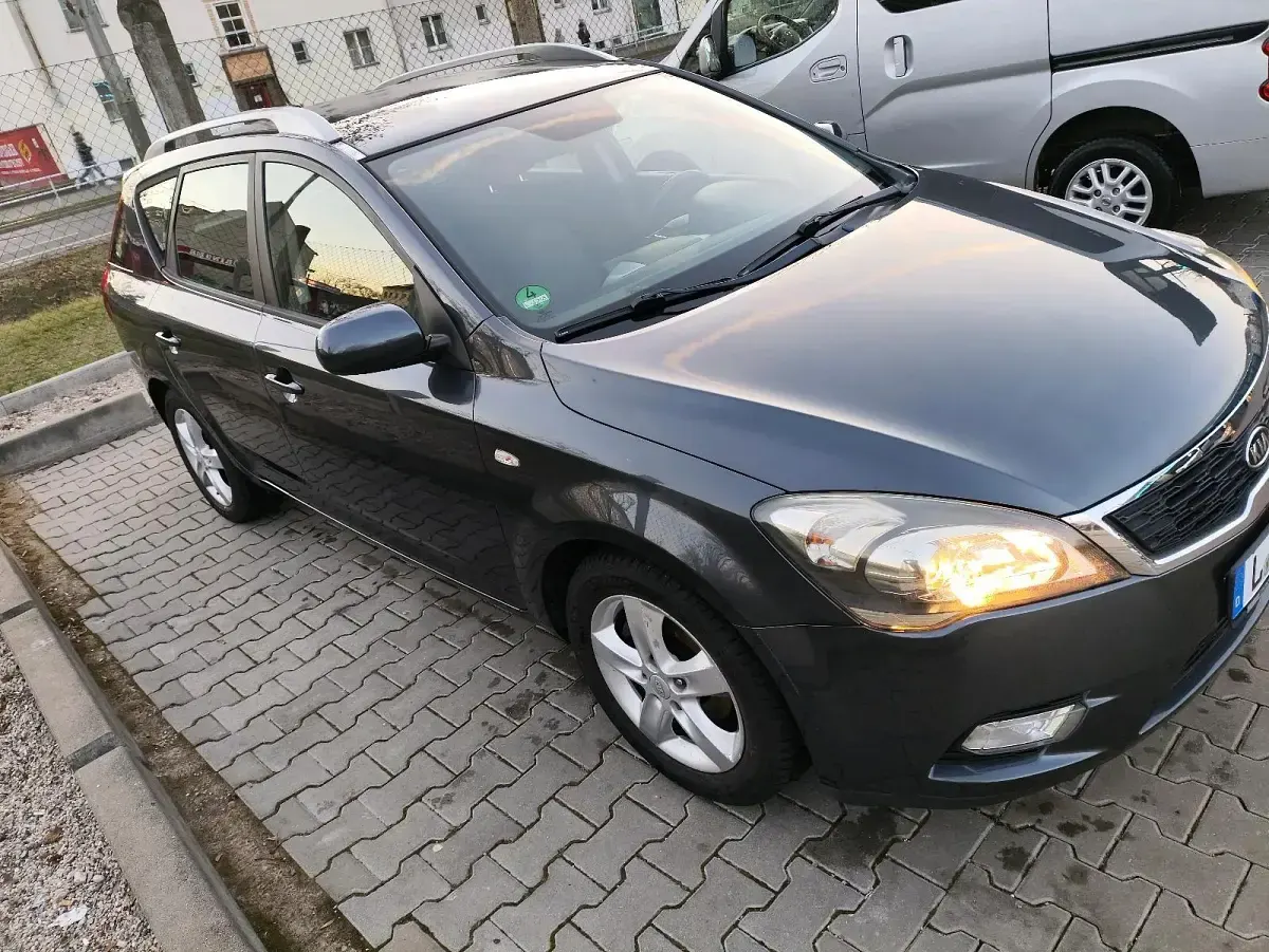 Usado Kia Ceed 90 CV (66 kW) 2011 Gris Utilitario