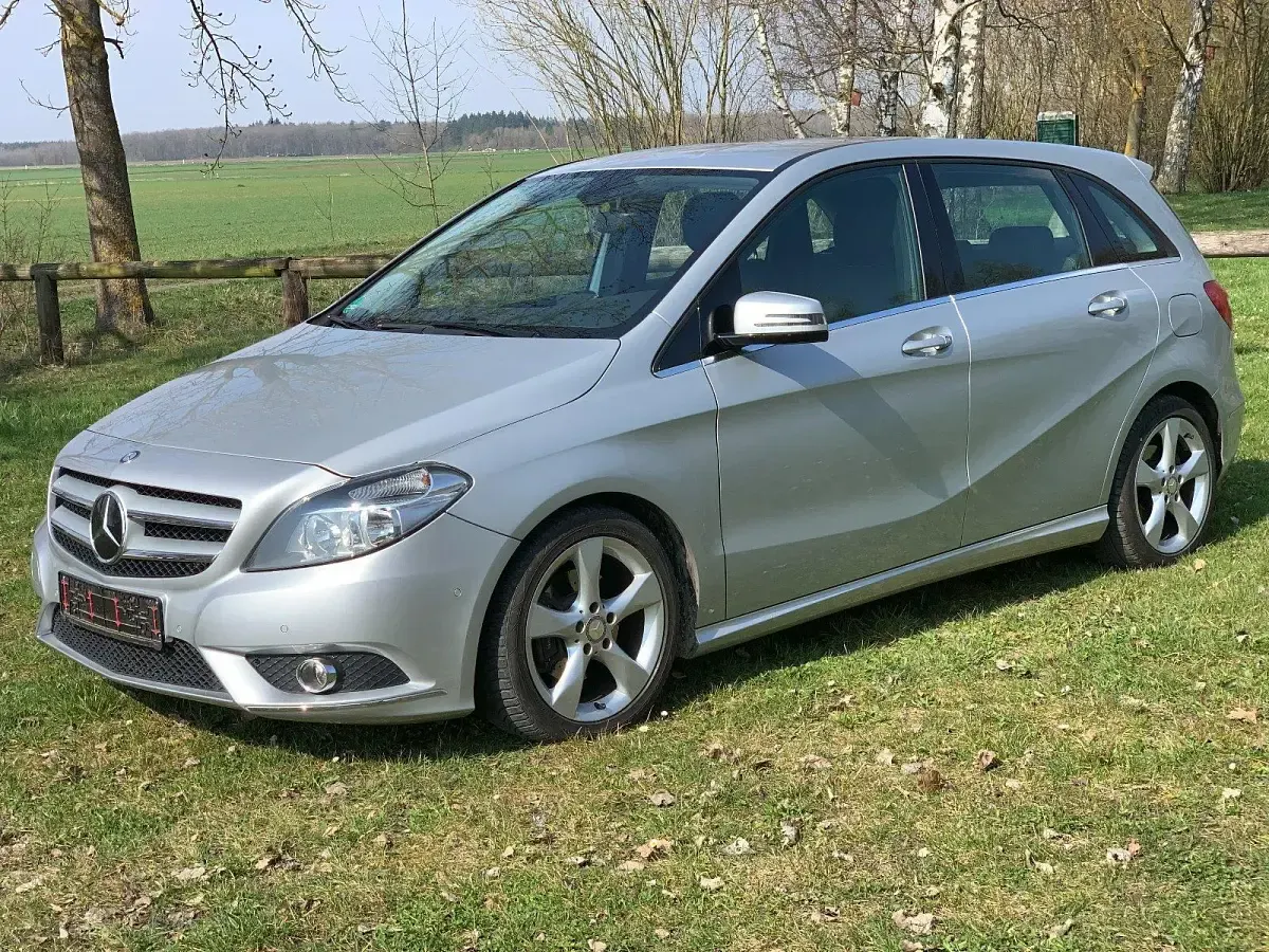 Gebraucht Mercedes B180 Sport 122 PS (89 kW) 2012 Silber Van / Kleinbus