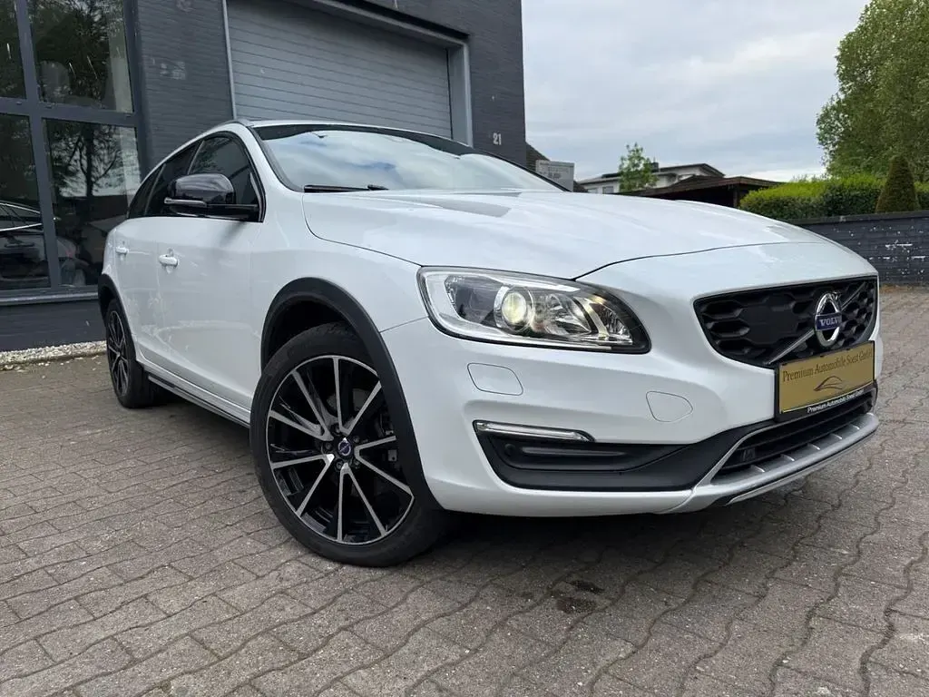 Gebraucht Volvo V60 CC Summum 190 PS (139 kW) 2016 Weiß Kombi