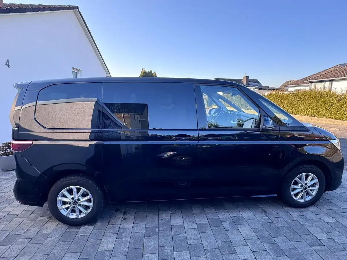 Gebraucht VW Multivan Life 150 PS (110 kW) 2024 Schwarz Van / Kleinbus