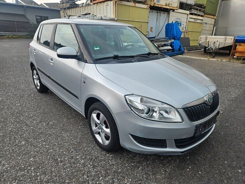 Silber Gebraucht 2011 Skoda Fabia Family Limousine | 2.900 € (Guter Preis) - Bild 1/4