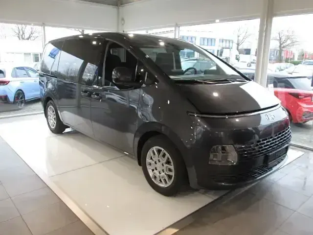 Gebraucht Hyundai Staria Trend 177 PS (130 kW) 2024 Grau Van / Kleinbus