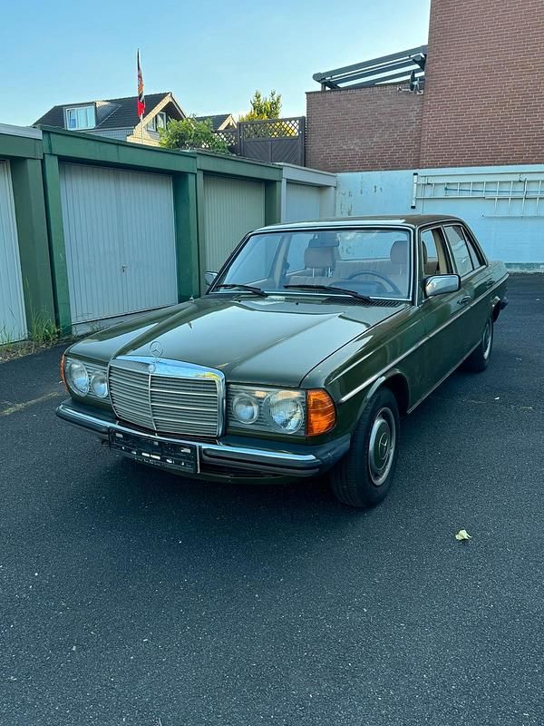 Gebraucht Mercedes 240 72 PS (52 kW) 1981 Grün Limousine