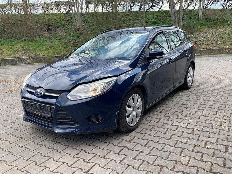 Gebraucht Ford Focus Trend 125 PS (91 kW) 2014 Blau Limousine