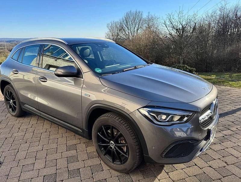 Second-hand Mercedes GLA250 Progressive 160 CP (117 kW) 2020 Argintiu SUV