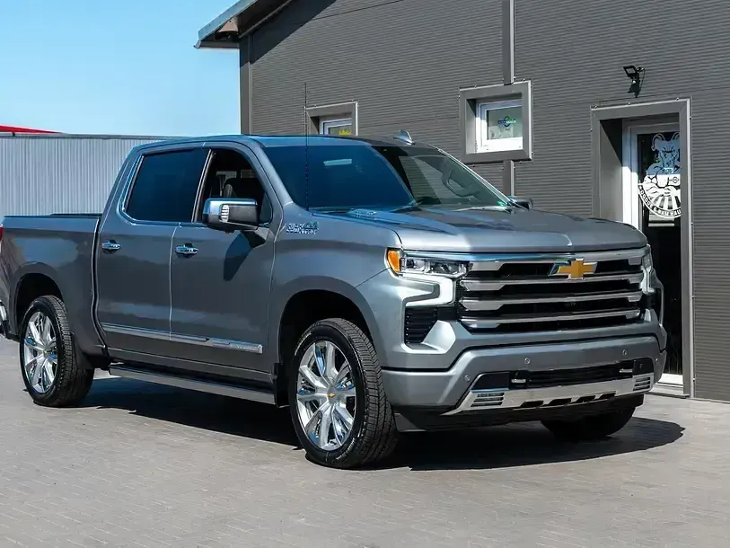 Neu Chevrolet Silverado 309 PS (227 kW) 2025 Silber SUV